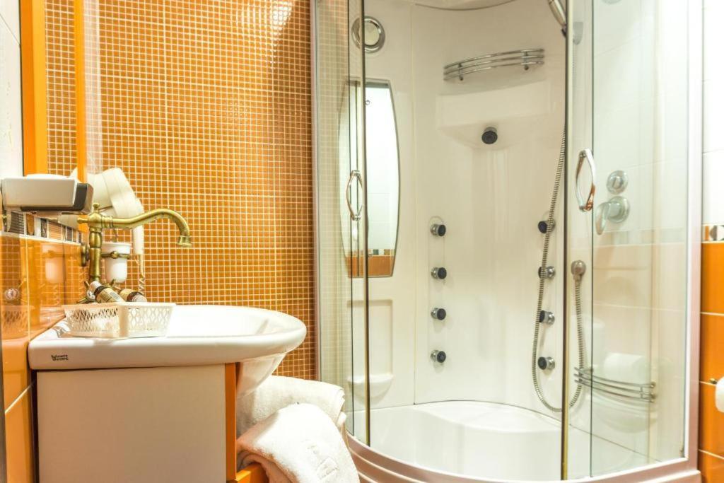Haţeg Hotel Ferdinand מראה חיצוני תמונה